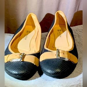 Naturalizer Size 9.5 black & tan flats light padding on insoles